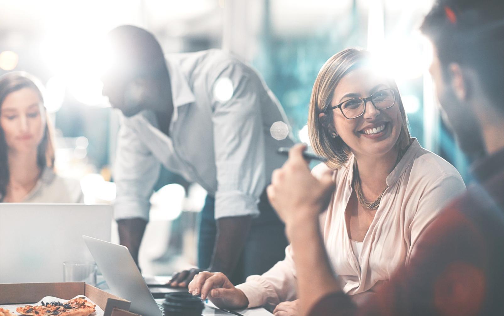 Étudiants collaborant sur un projet de marque